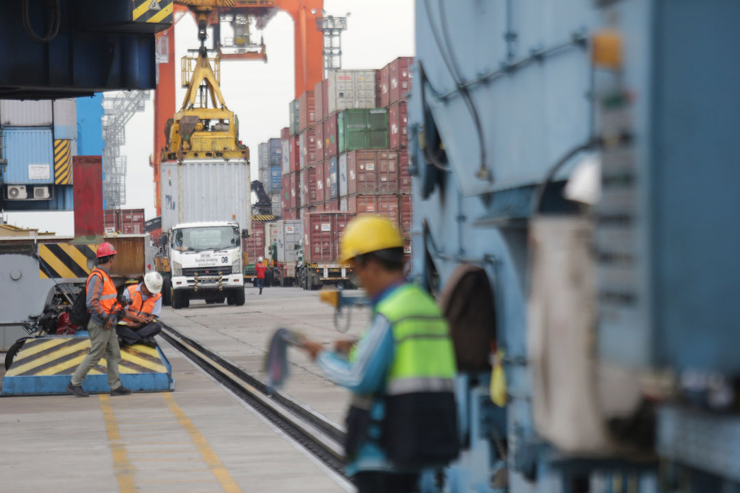 <p>Suasana bongkar muat barang di Terminal Petikemas Tanjung Priuk, Jakarta Utara. Foto: Ismail Pohan/TrenAsia</p>
