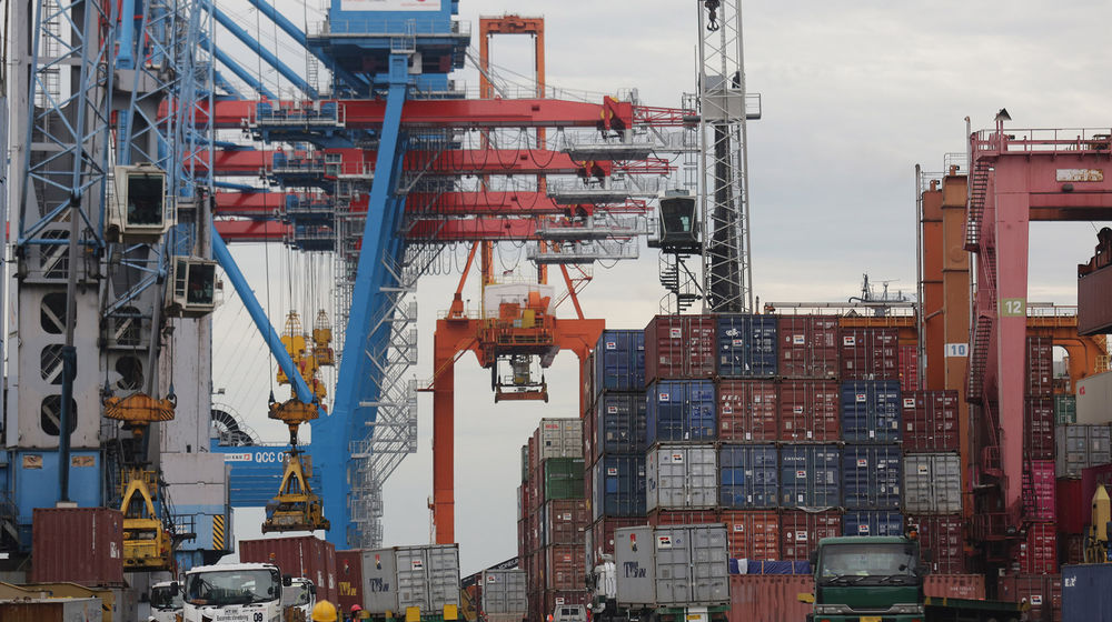 <p>Suasana bongkar muat barang di Terminal Petikemas Tanjung Priuk, Jakarta Utara. Foto: Ismail Pohan/TrenAsia</p>
