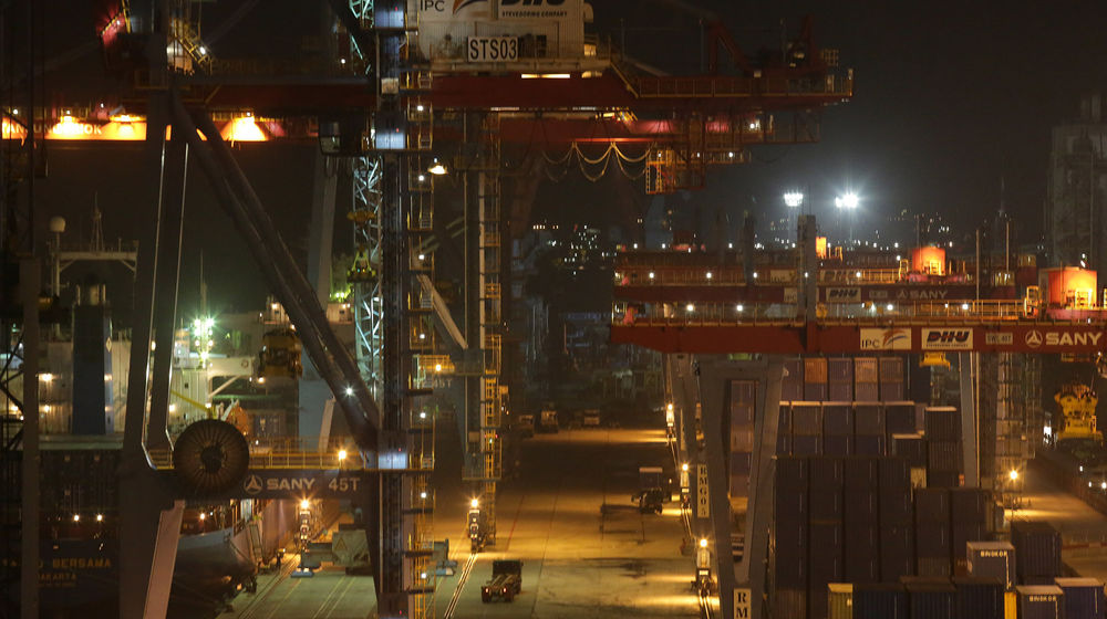 <p>Suasana bongkar muat barang di Terminal Petikemas Tanjung Priuk, Jakarta Utara. Foto: Ismail Pohan/TrenAsia</p>
