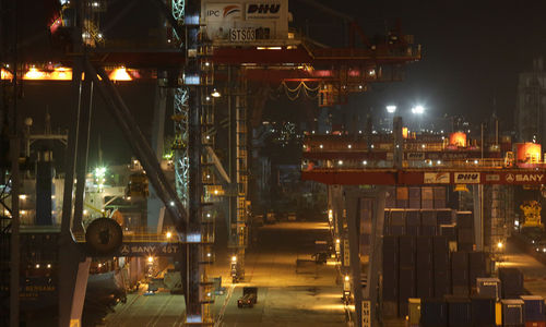 <p>Suasana bongkar muat barang di Terminal Petikemas Tanjung Priuk, Jakarta Utara. Foto: Ismail Pohan/TrenAsia</p>
