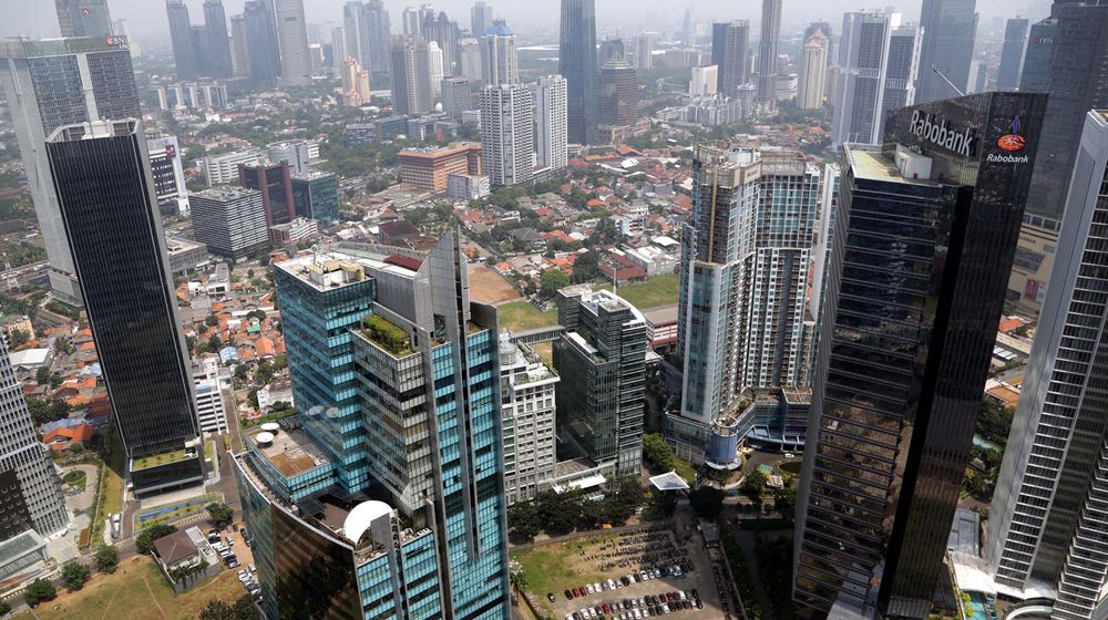 <p>Lanskape gedung perkantoran dan hunian vertikal diambil dari kawasan Mega Kuningan, Jakarta. Foto: Ismail Pohan/TrenAsia</p>
