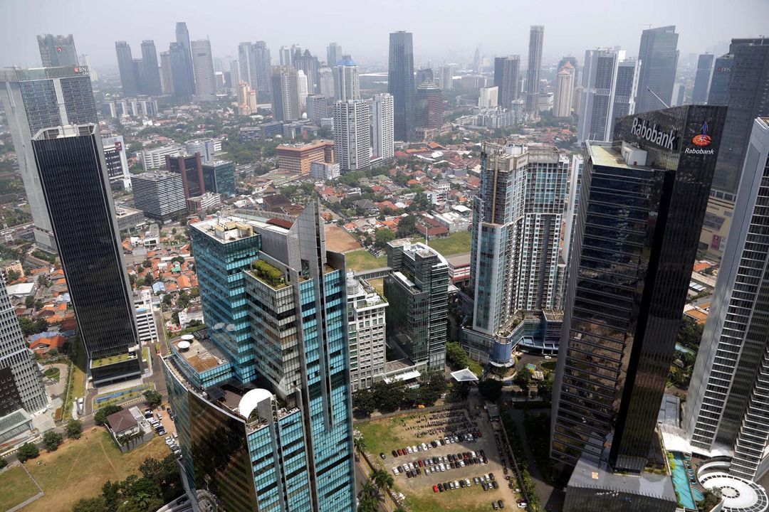 <p>Lanskape gedung perkantoran dan hunian vertikal diambil dari kawasan Mega Kuningan, Jakarta. Foto: Ismail Pohan/TrenAsia</p>
