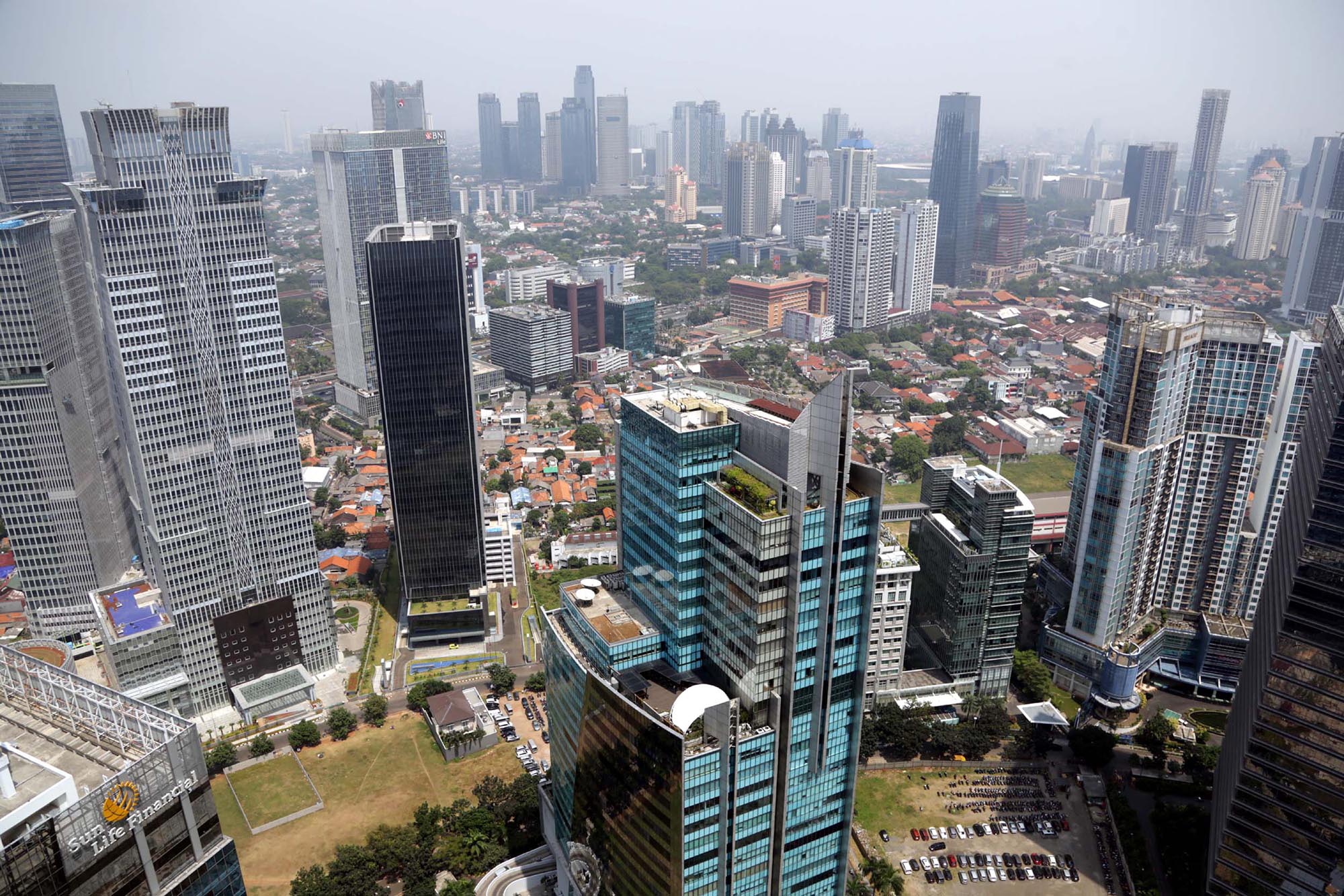 <p>Lanskape gedung perkantoran dan hunian vertikal diambil dari kawasan Mega Kuningan, Jakarta. Foto: Ismail Pohan/TrenAsia</p>

