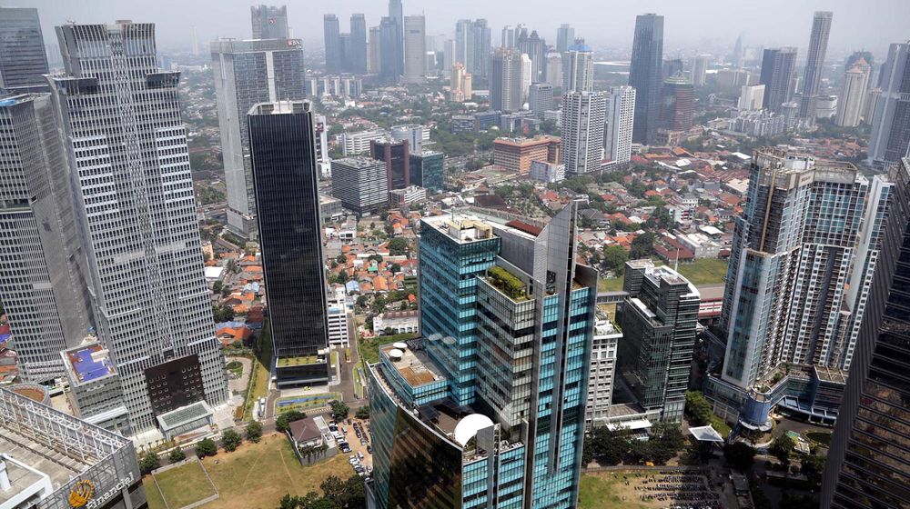 <p>Lanskape gedung perkantoran dan hunian vertikal diambil dari kawasan Mega Kuningan, Jakarta. Foto: Ismail Pohan/TrenAsia</p>