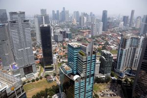 <p>Lanskape gedung perkantoran dan hunian vertikal diambil dari kawasan Mega Kuningan, Jakarta. Foto: Ismail Pohan/TrenAsia</p>
