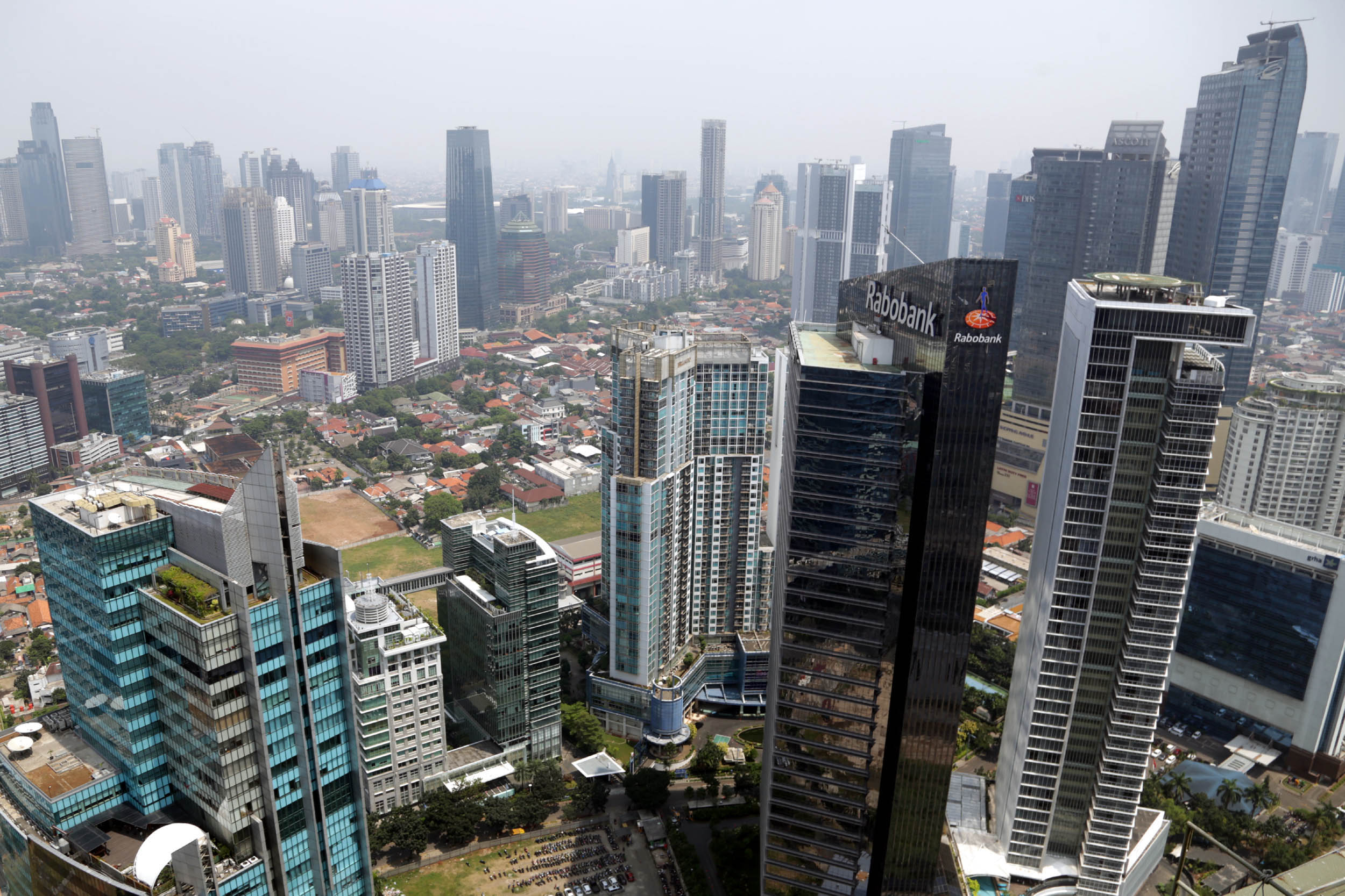 <p>Lanskape gedung perkantoran dan hunian vertikal diambil dari kawasan Mega Kuningan, Jakarta. Foto: Ismail Pohan/TrenAsia</p>
