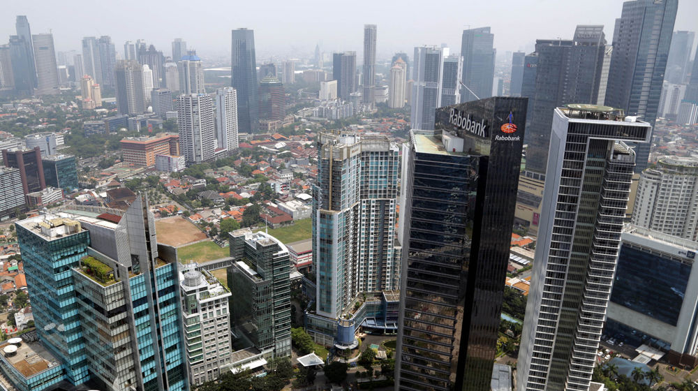 <p>Lanskape gedung perkantoran dan hunian vertikal diambil dari kawasan Mega Kuningan, Jakarta. Foto: Ismail Pohan/TrenAsia</p>
