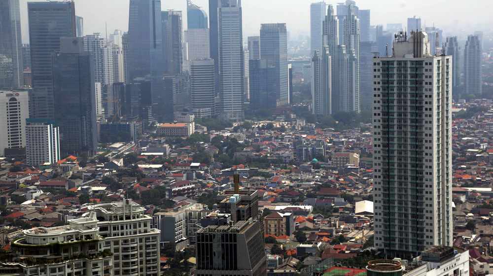 <p>Lanskape gedung perkantoran dan hunian vertikal diambil dari kawasan Mega Kuningan, Jakarta. Foto: Ismail Pohan/TrenAsia</p>