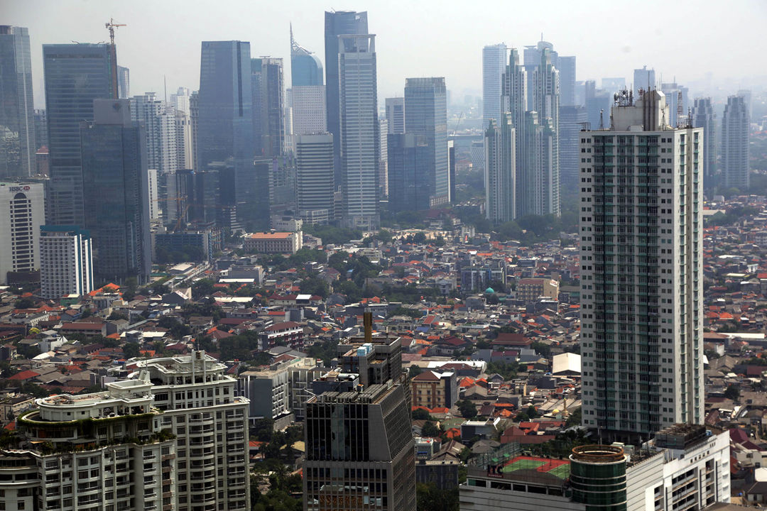 <p>Lanskape gedung perkantoran dan hunian vertikal diambil dari kawasan Mega Kuningan, Jakarta. Foto: Ismail Pohan/TrenAsia</p>
