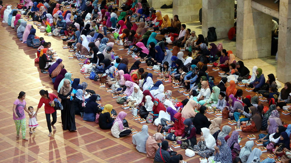 <p>Umat muslim berbuka puasa bersama pelataran Masjid Istiqlal, Jakarta. Foto: Ismail Pohan/TrenAsia</p>
