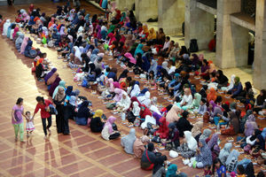 <p>Umat muslim berbuka puasa bersama pelataran Masjid Istiqlal, Jakarta. Foto: Ismail Pohan/TrenAsia</p>
