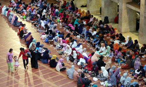 <p>Umat muslim berbuka puasa bersama pelataran Masjid Istiqlal, Jakarta. Foto: Ismail Pohan/TrenAsia</p>

