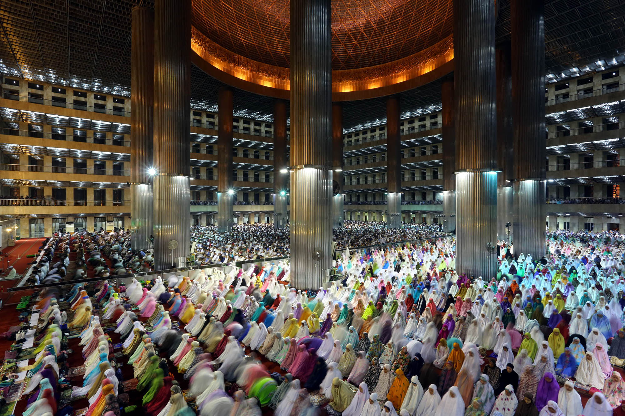 <p>Umat Muslim menunaikan Sholat Taraweh Bulan Ramadhan di Masjid Istiqlal, Jakarta. Foto: Ismail Pohan/TrenAsia</p>
