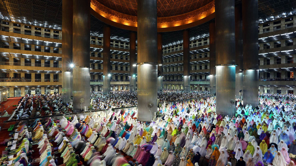 <p>Umat Muslim menunaikan Sholat Taraweh Bulan Ramadhan di Masjid Istiqlal, Jakarta. Foto: Ismail Pohan/TrenAsia</p>

