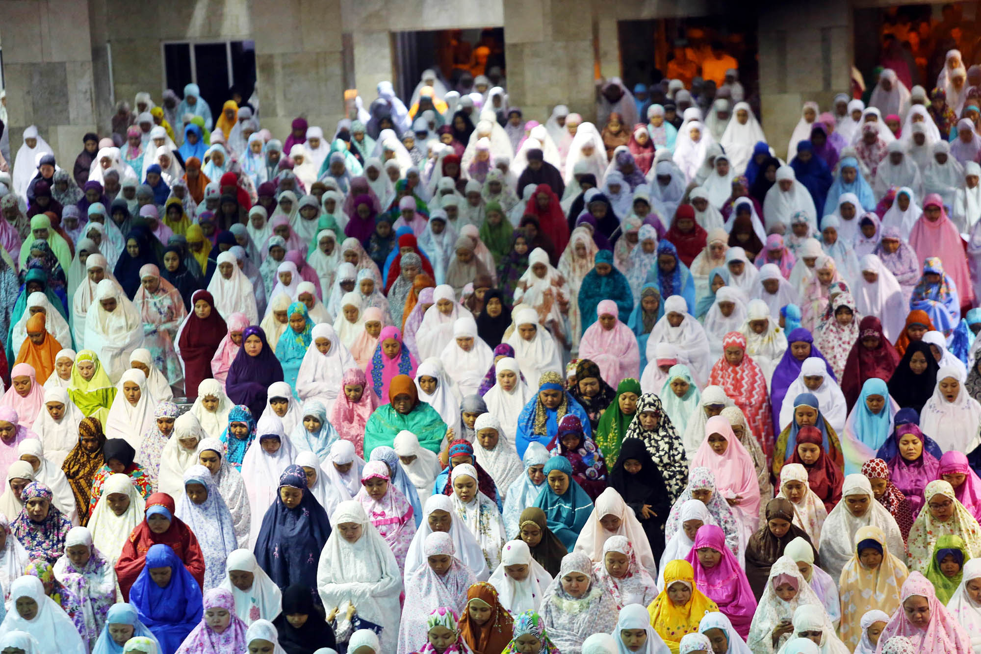 <p>Umat Muslim menunaikan Sholat Taraweh Bulan Ramadhan di Masjid Istiqlal, Jakarta. Foto: Ismail Pohan/TrenAsia</p>
