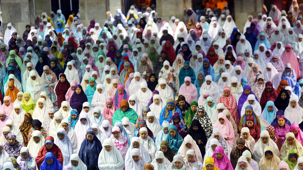 <p>Umat Muslim menunaikan Sholat Taraweh Bulan Ramadhan di Masjid Istiqlal, Jakarta. Foto: Ismail Pohan/TrenAsia</p>

