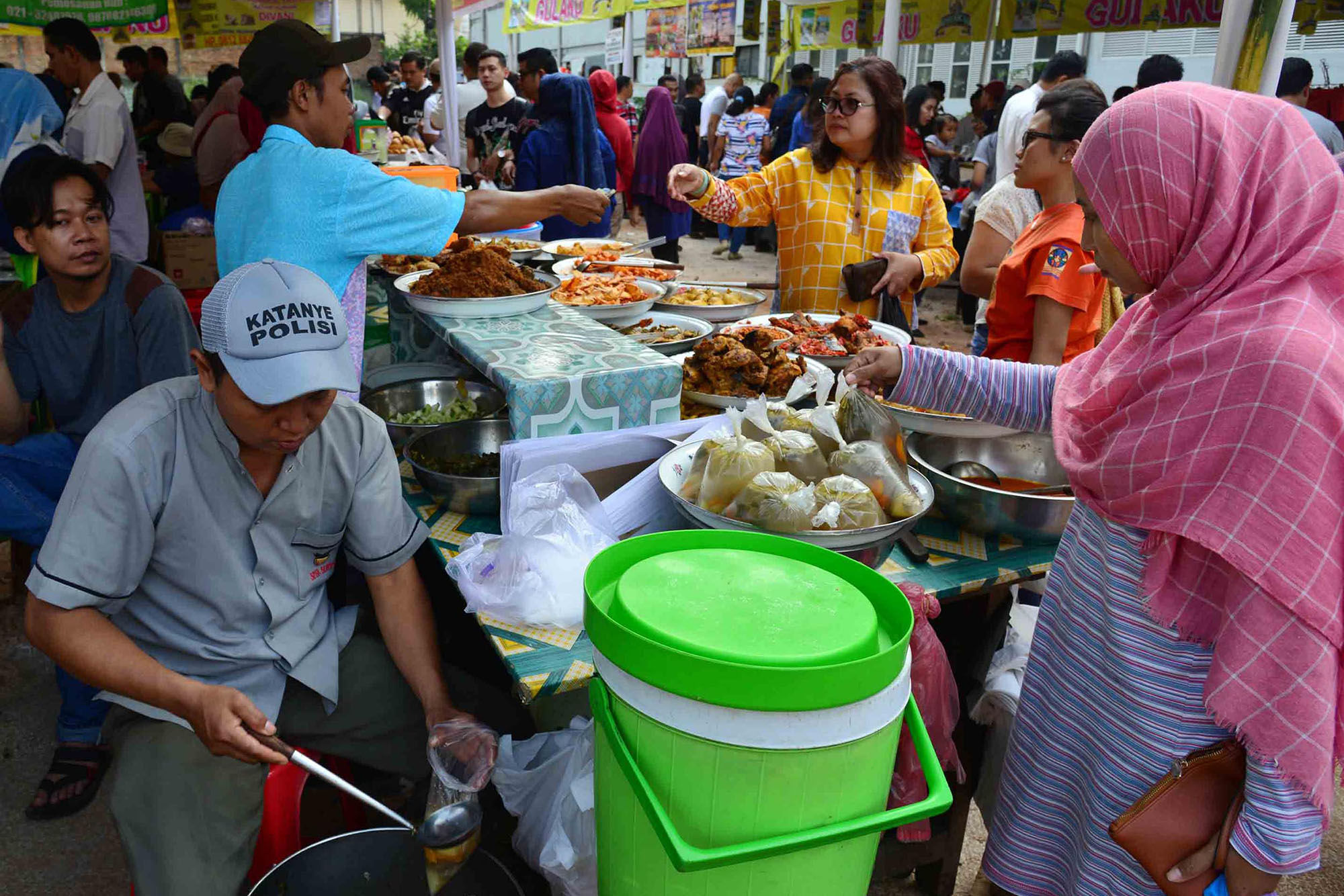 <p>Warga membeli makanan untuk berbuka puasa di Pasar Takjil Benhil, Jakarta. Foto: Ismail Pohan/TrenAsia</p>
