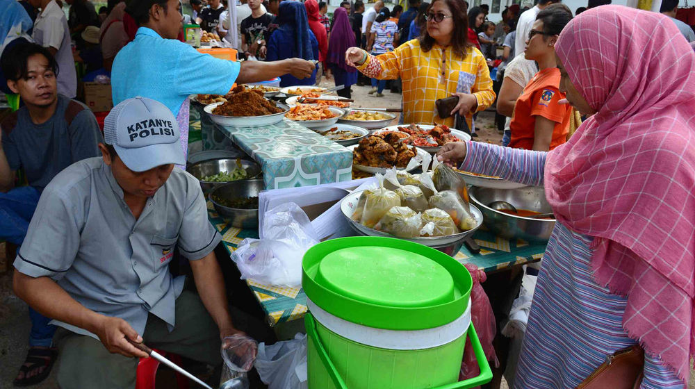 <p>Warga membeli makanan untuk berbuka puasa di Pasar Takjil Benhil, Jakarta. Foto: Ismail Pohan/TrenAsia</p>
