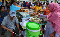 <p>Warga membeli makanan untuk berbuka puasa di Pasar Takjil Benhil, Jakarta. Foto: Ismail Pohan/TrenAsia</p>
