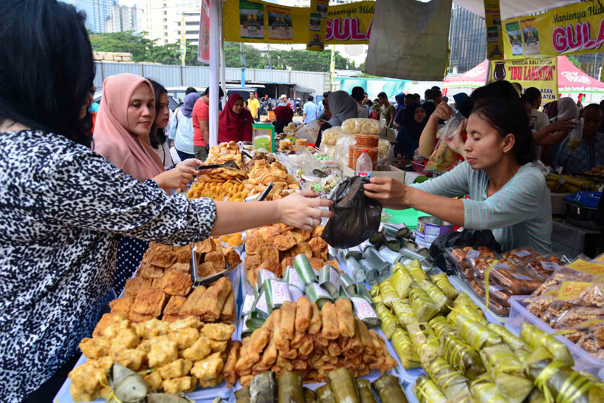 <p>Warga membeli makanan untuk berbuka puasa di Pasar Takjil Benhil, Jakarta. Foto: Ismail Pohan/TrenAsia</p>
