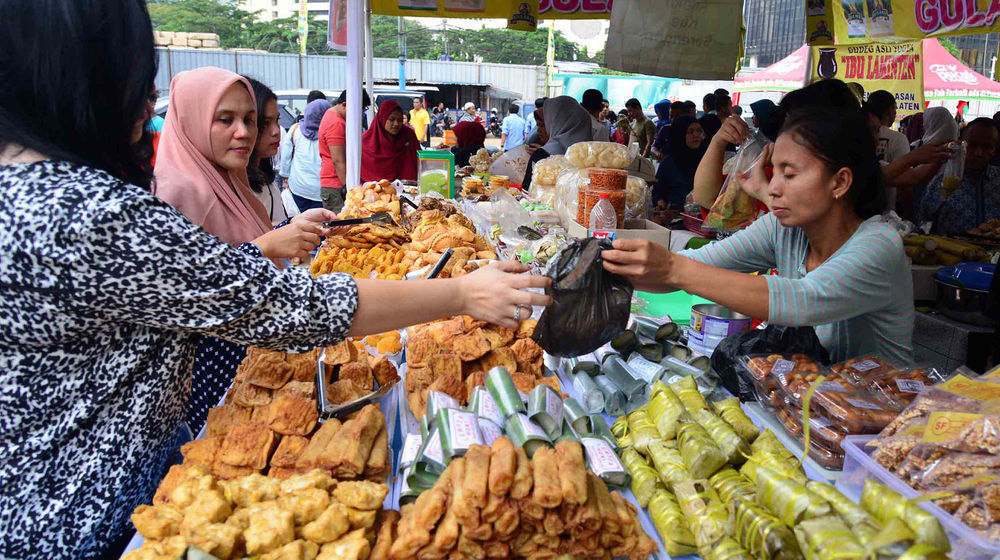 <p>Warga membeli makanan untuk berbuka puasa di Pasar Takjil Benhil, Jakarta. Foto: Ismail Pohan/TrenAsia</p>

