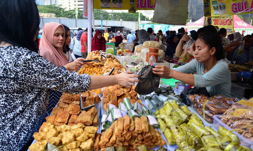 <p>Warga membeli makanan untuk berbuka puasa di Pasar Takjil Benhil, Jakarta. Foto: Ismail Pohan/TrenAsia</p>
