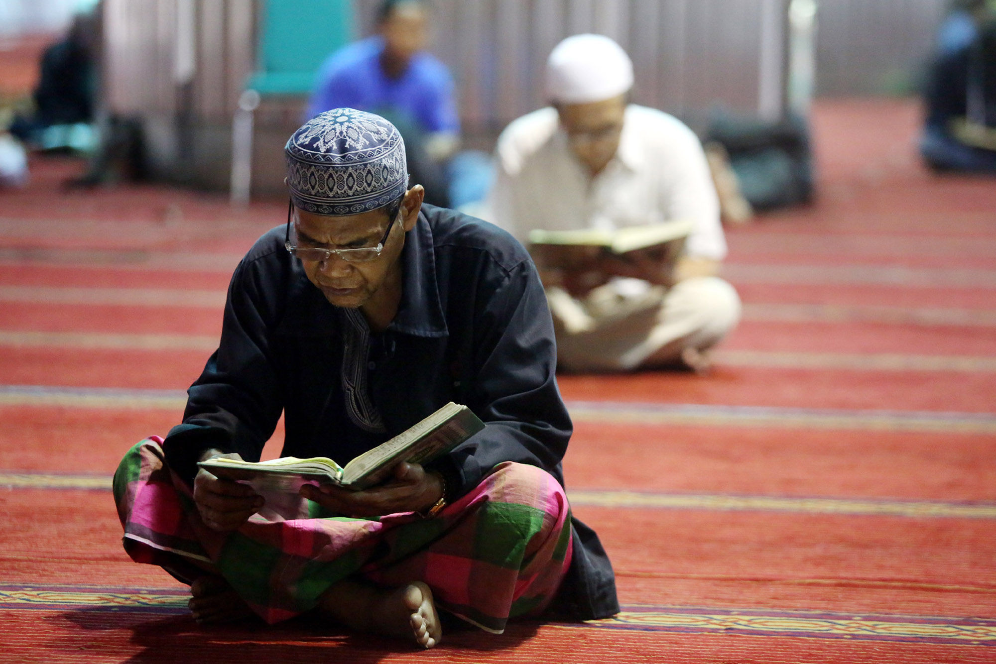 <p>Umat muslim mengisi waktu puasa dengan mengaji dan bertadarus di Masjid Istiqlal. Foto: Ismail Pohan/TrenAsia</p>
