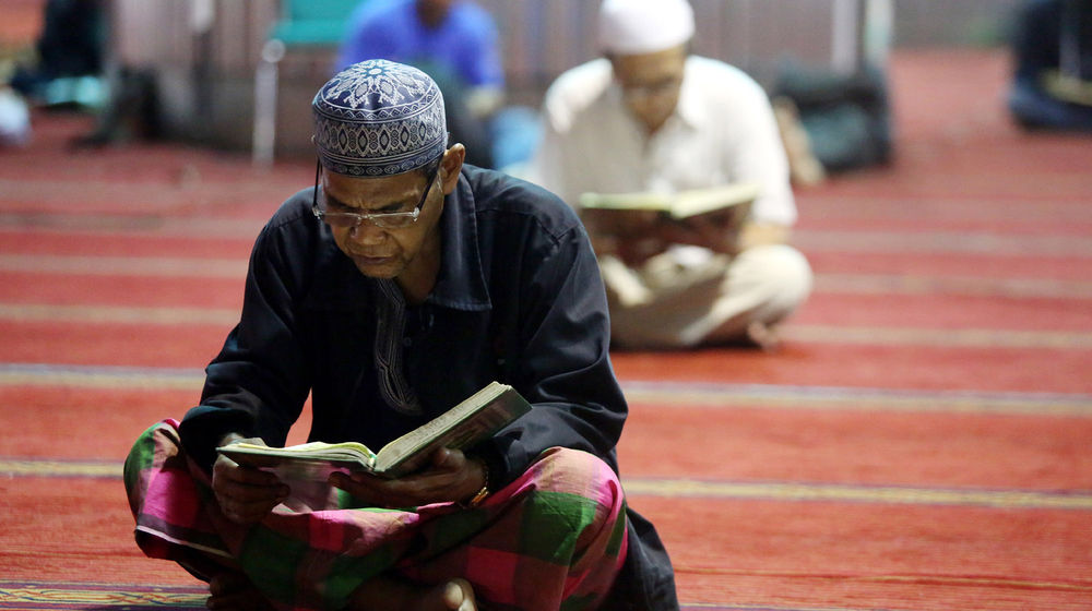 <p>Umat muslim mengisi waktu puasa dengan mengaji dan bertadarus di Masjid Istiqlal. Foto: Ismail Pohan/TrenAsia</p>
