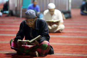 <p>Umat muslim mengisi waktu puasa dengan mengaji dan bertadarus di Masjid Istiqlal. Foto: Ismail Pohan/TrenAsia</p>
