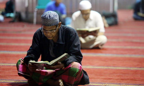 <p>Umat muslim mengisi waktu puasa dengan mengaji dan bertadarus di Masjid Istiqlal. Foto: Ismail Pohan/TrenAsia</p>