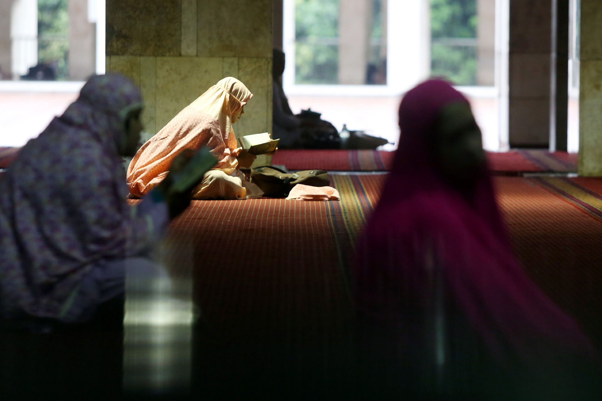 <p>Umat muslim mengisi waktu puasa dengan mengaji dan bertadarus di Masjid Istiqlal, Jakarta. Foto: Ismail Pohan/TrenAsia</p>
