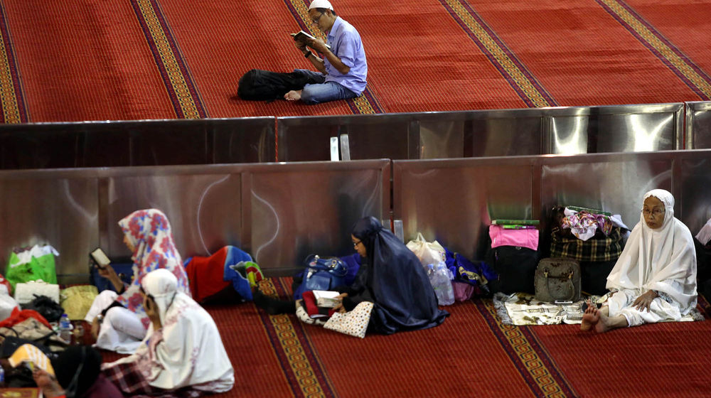 <p>Umat muslim mengisi waktu puasa dengan mengaji dan bertadarus di Masjid Istiqlal, Jakarta. Foto: Ismail Pohan/TrenAsia</p>
