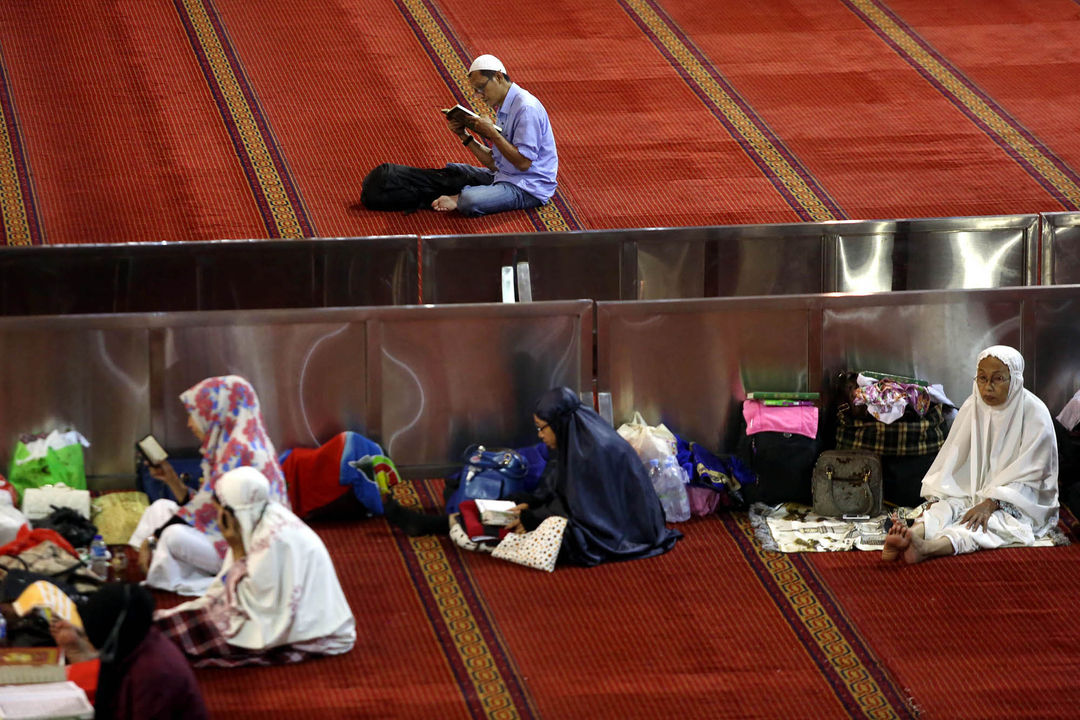 <p>Umat muslim mengisi waktu puasa dengan mengaji dan bertadarus di Masjid Istiqlal, Jakarta. Foto: Ismail Pohan/TrenAsia</p>
