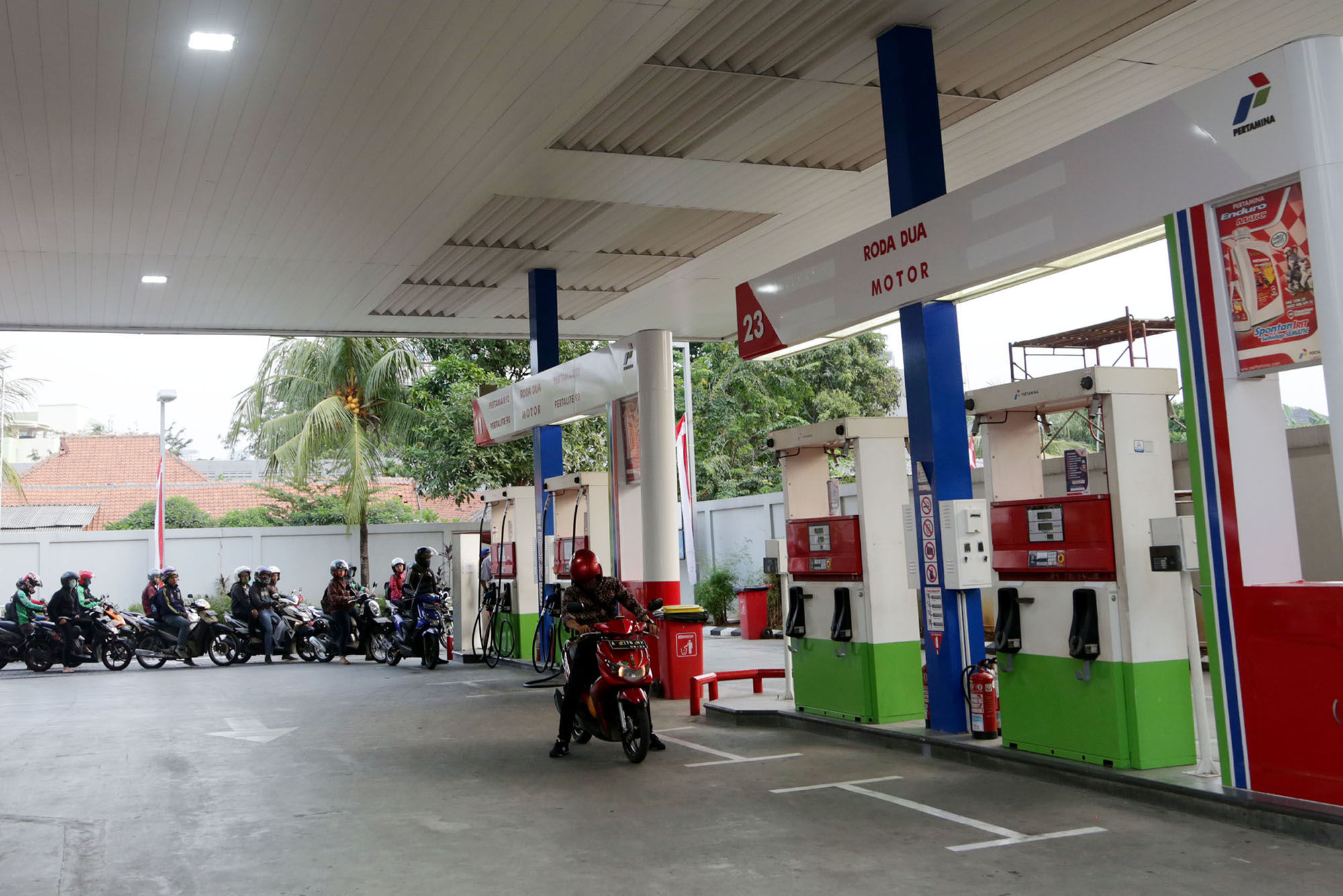 <p>Warga mengantre untuk melakukan pengisian bahan bakar di stasiun pengisian bahan bakar umum (SPBU) Abdul Muis, Jakarta Pusat. Foto: Ismail Pohan/TrenAsia</p>
