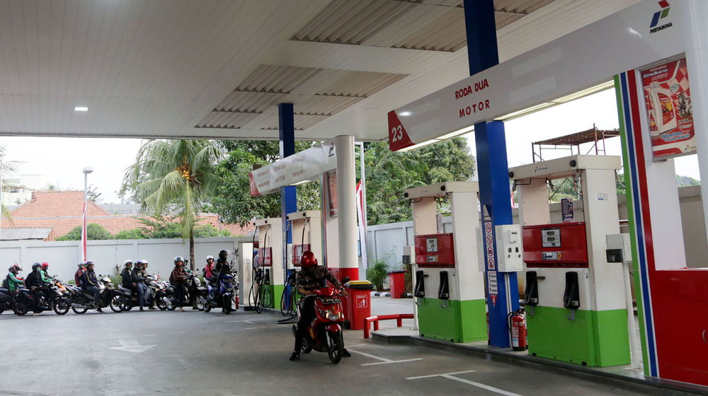 <p>Warga mengantre untuk melakukan pengisian bahan bakar di stasiun pengisian bahan bakar umum (SPBU) Abdul Muis, Jakarta Pusat. Foto: Ismail Pohan/TrenAsia</p>
