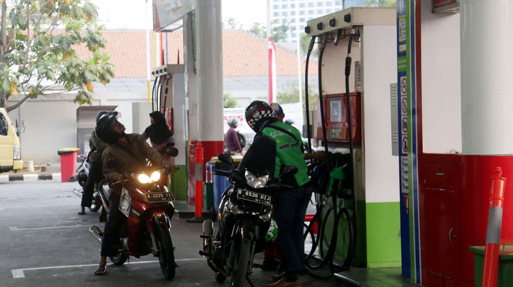 <p>Warga melakukan pengisian bahan bakar di stasiun pengisian bahan bakar umum (SPBU) Abdul Muis, Jakarta Pusat. Foto: Ismail Pohan/TrenAsia</p>