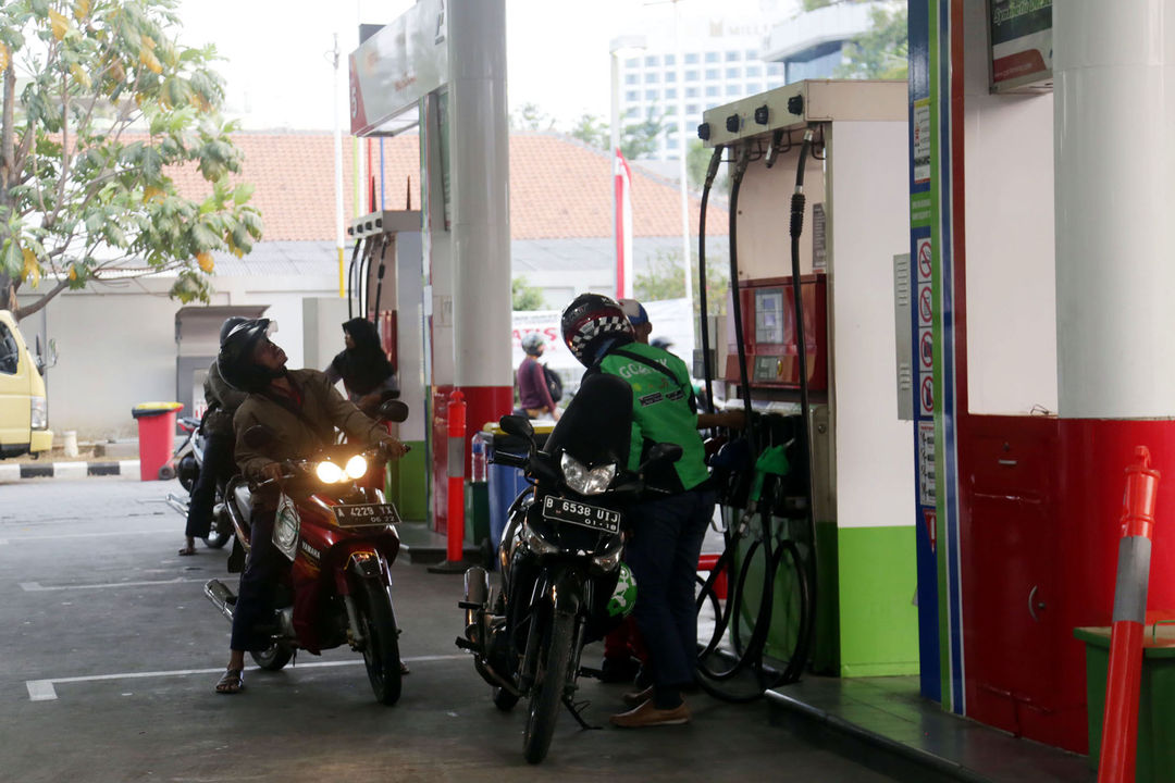 <p>Warga melakukan pengisian bahan bakar di stasiun pengisian bahan bakar umum (SPBU) Abdul Muis, Jakarta Pusat. Foto: Ismail Pohan/TrenAsia</p>
