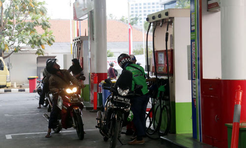 <p>Warga melakukan pengisian bahan bakar di stasiun pengisian bahan bakar umum (SPBU) Abdul Muis, Jakarta Pusat. Foto: Ismail Pohan/TrenAsia</p>
