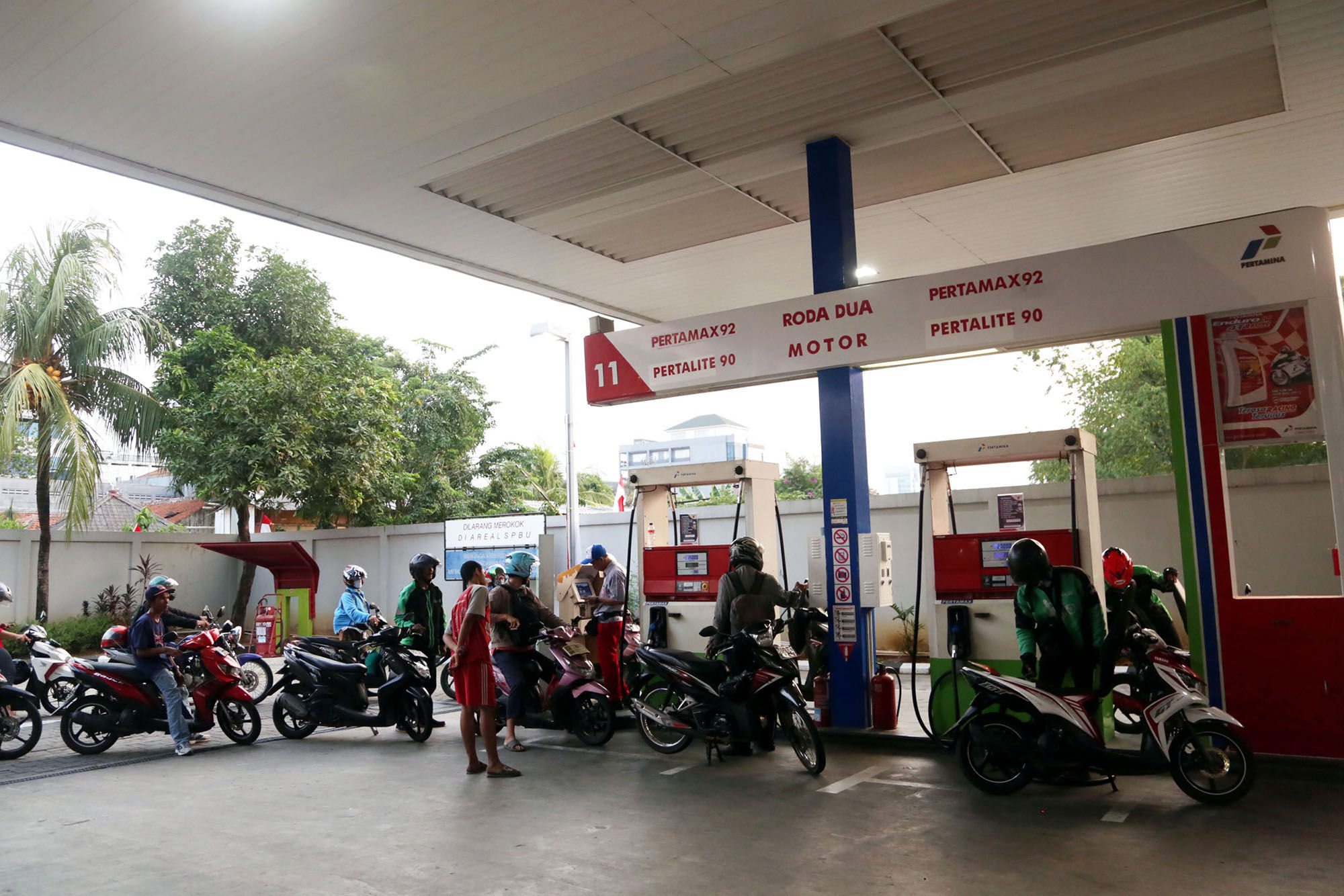 <p>Warga melakukan pengisian bahan bakar di stasiun pengisian bahan bakar umum (SPBU) Abdul Muis, Jakarta Pusat. Foto: Ismail Pohan/TrenAsia</p>
