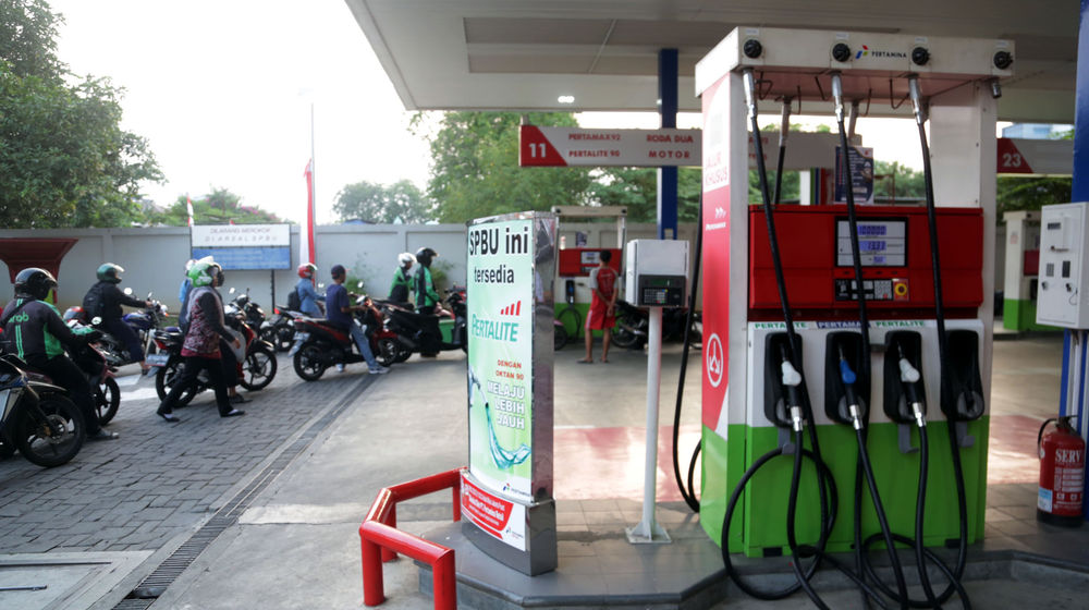 <p>Warga mengantre untuk melakukan pengisian bahan bakar di stasiun pengisian bahan bakar umum (SPBU) Abdul Muis, Jakarta Pusat. Foto: Ismail Pohan/TrenAsia</p>