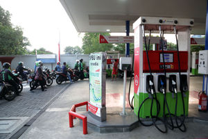 <p>Warga mengantre untuk melakukan pengisian bahan bakar di stasiun pengisian bahan bakar umum (SPBU) Abdul Muis, Jakarta Pusat. Foto: Ismail Pohan/TrenAsia</p>
