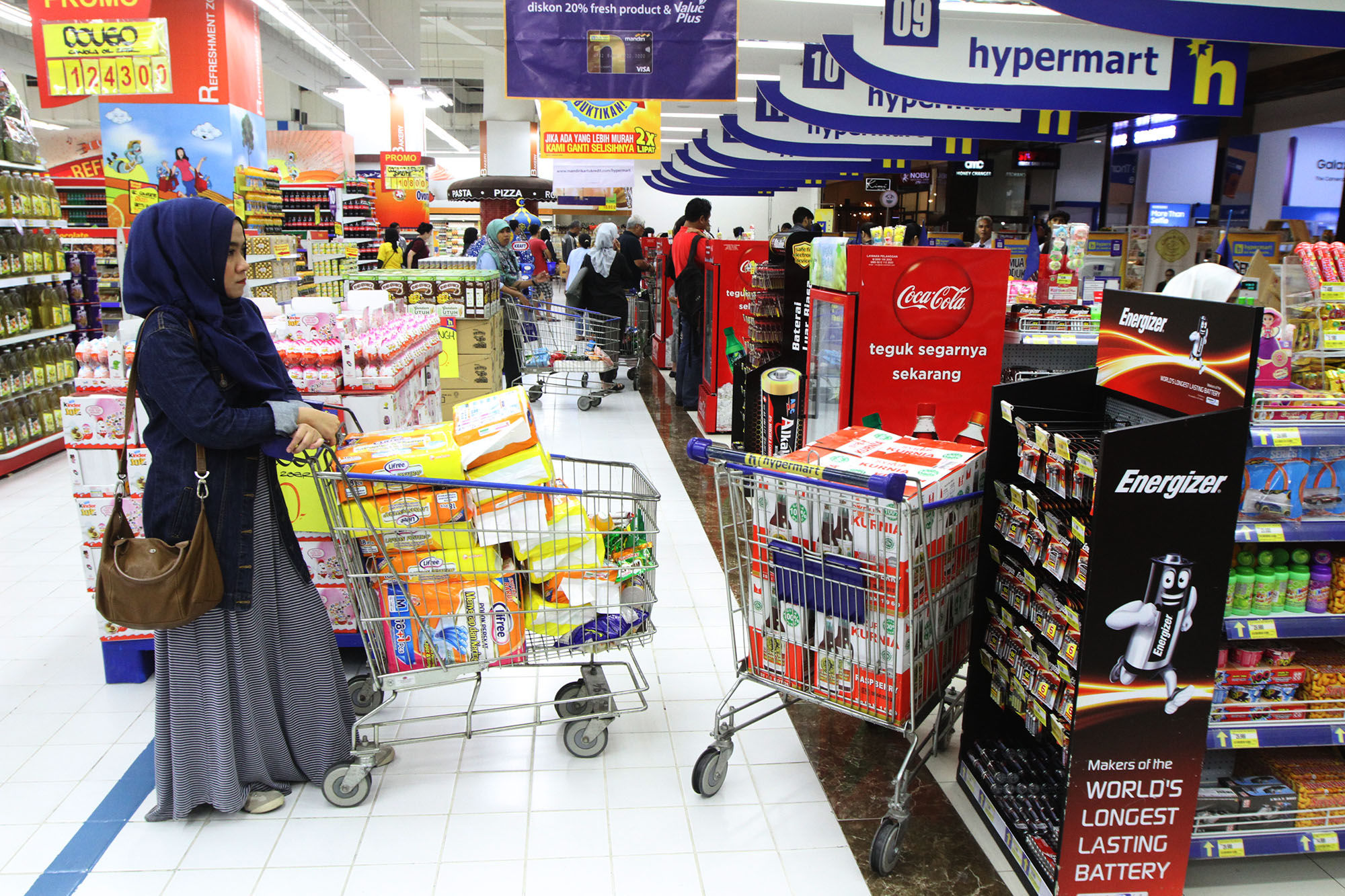 <p>Suasana warga berbelanja di salah satu supermarket di kawasan Kemang, Jakarta. Foto: Ismail Pohan/TrenAsia</p>
