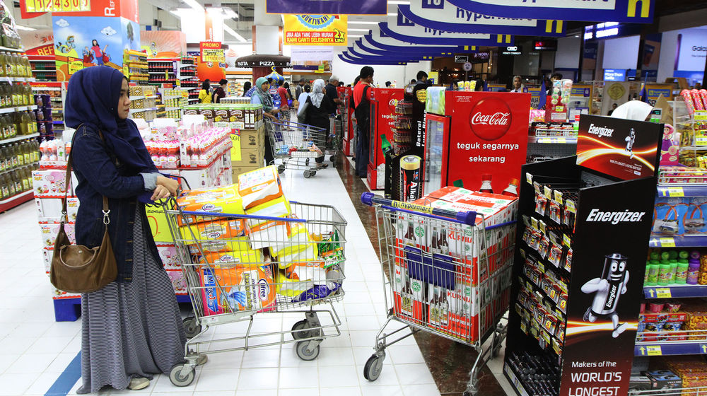 <p>Suasana warga berbelanja di salah satu supermarket di kawasan Kemang, Jakarta. Foto: Ismail Pohan/TrenAsia</p>