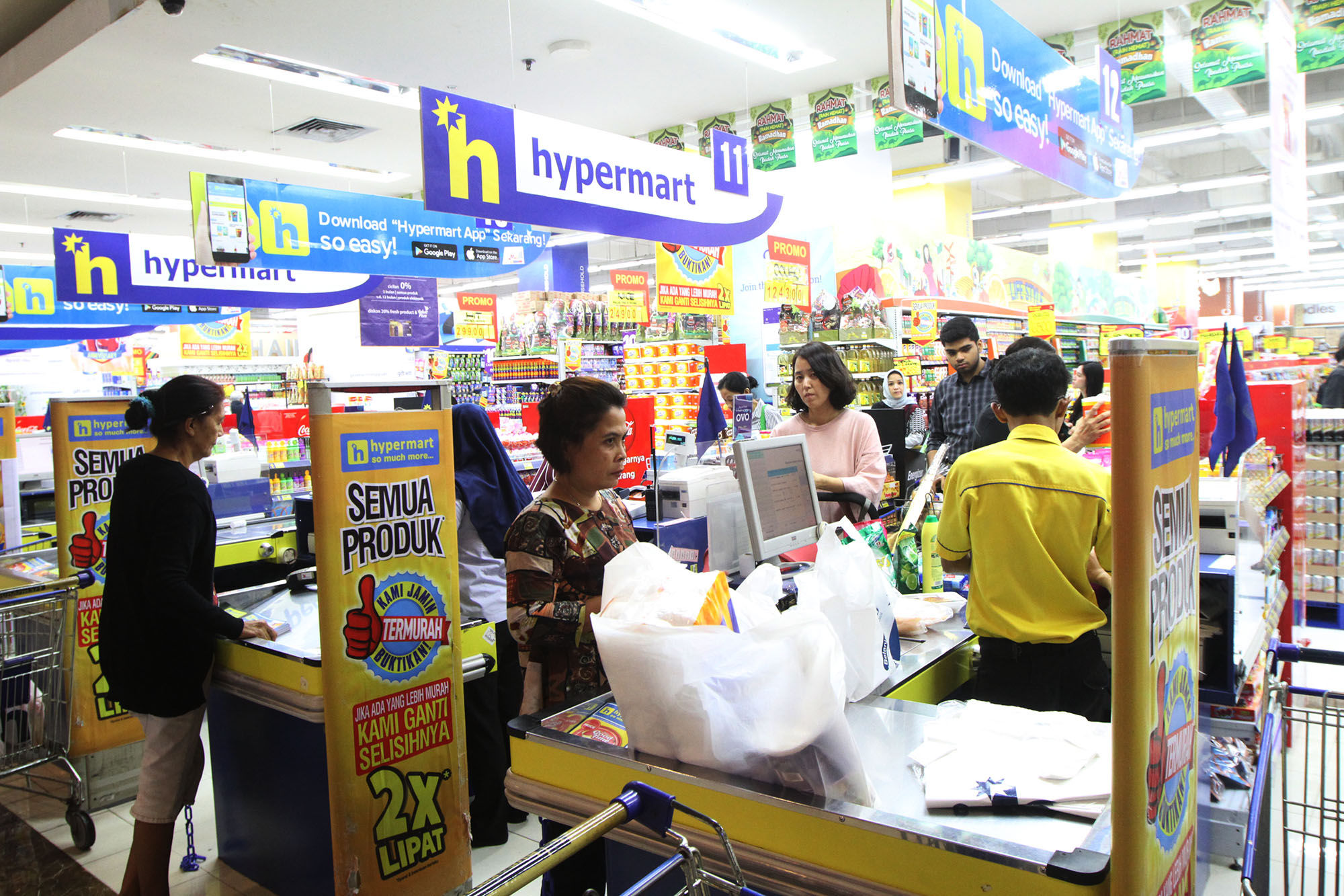 <p>Suasana warga berbelanja di salah satu supermarket di kawasan Kemang, Jakarta. Foto: Ismail Pohan/TrenAsia</p>
