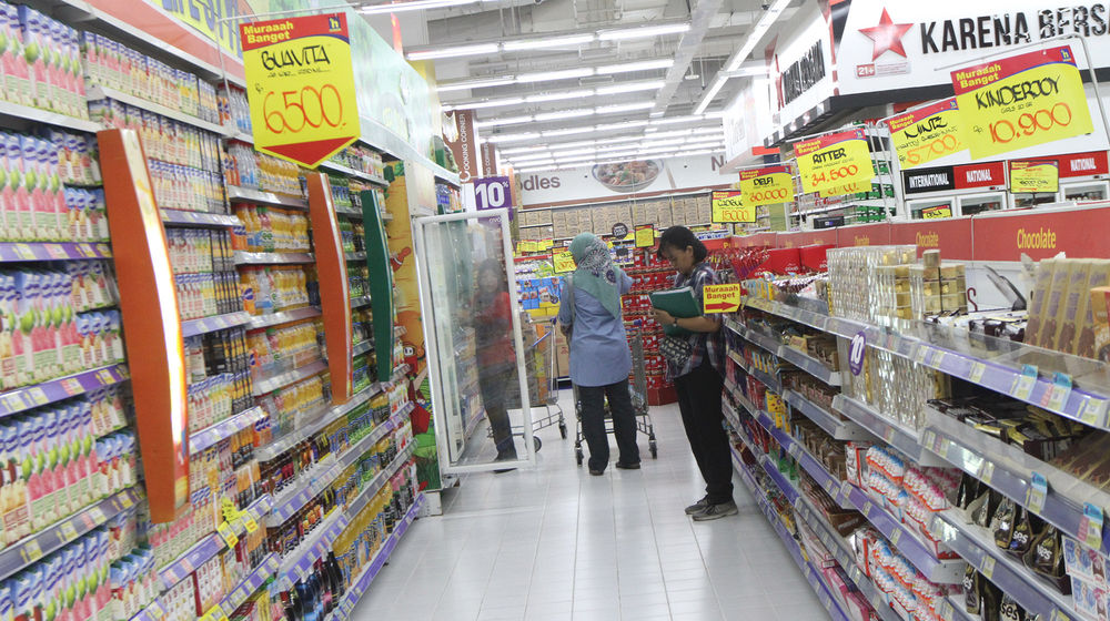<p>Suasana warga berbelanja di salah satu supermarket di kawasan Kemang, Jakarta. Foto: Ismail Pohan/TrenAsia</p>
