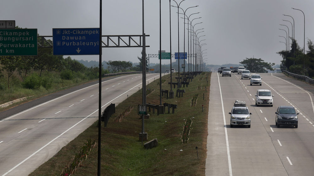 <p>Kendaraan melintas di ruas tol Cikampek. Foto: Ismail Pohan/TrenAsia</p>