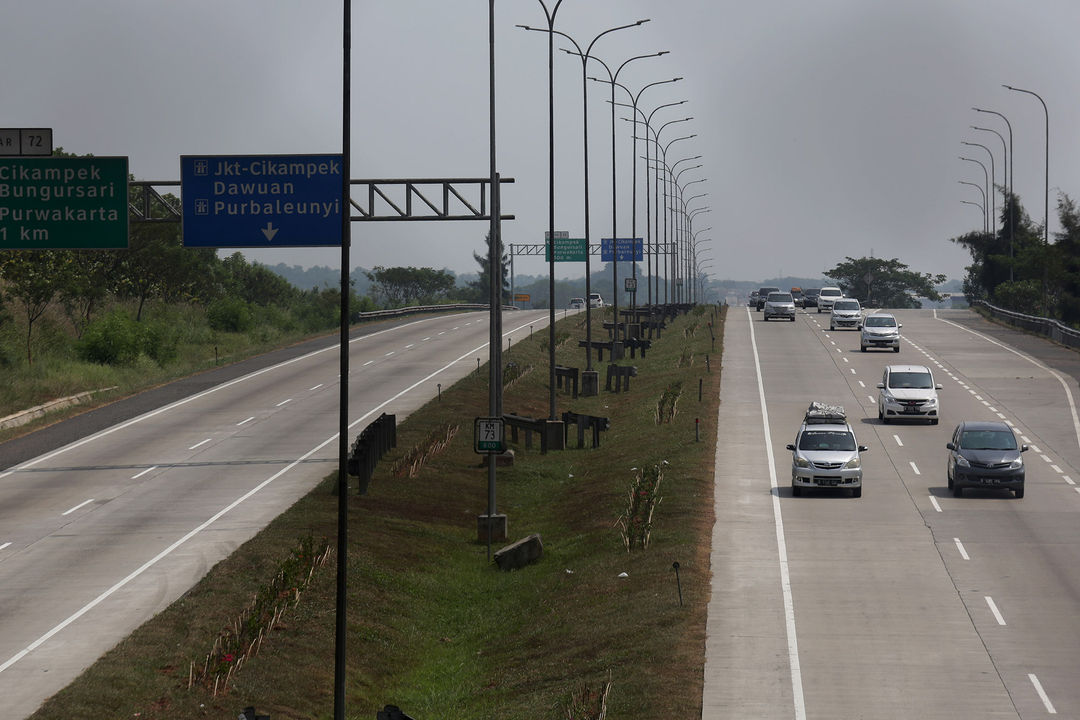 <p>Kendaraan melintas di ruas tol Cikampek. Foto: Ismail Pohan/TrenAsia</p>
