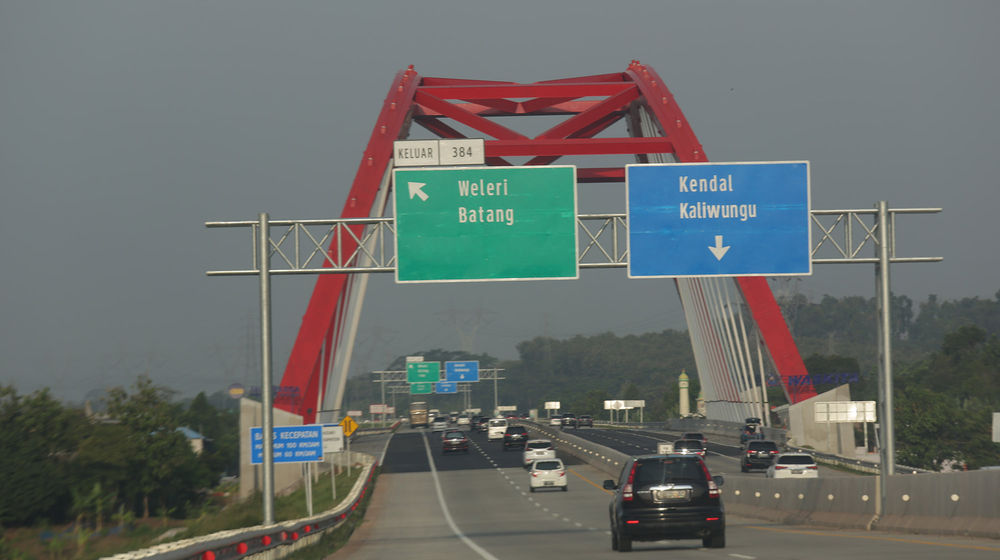 <p>Kendaraan melintas di ruas jalan Tol Transjawa Jembatan Kalikuto. Foto: Ismail Pohan/TrenAsia</p>
