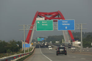 <p>Kendaraan melintas di ruas jalan Tol Transjawa Jembatan Kalikuto. Foto: Ismail Pohan/TrenAsia</p>
