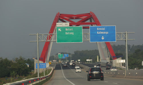 <p>Kendaraan melintas di ruas jalan Tol Transjawa Jembatan Kalikuto. Foto: Ismail Pohan/TrenAsia</p>
